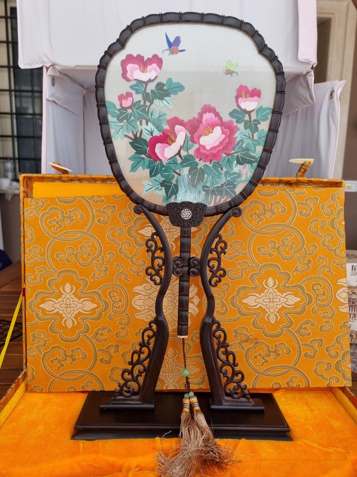 Ventaglio Cinese da Cerimonia Vintage - Seta Ricamata Confezione Speciale | Rarexis
